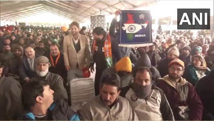प्रधानमंत्री नरेंद्र मोदी के जम्मू कश्मीर दौरे से उत्साहित लोग