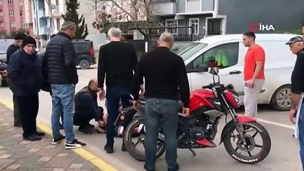 Araba ile motosiklet kafa kafaya çarpıştı