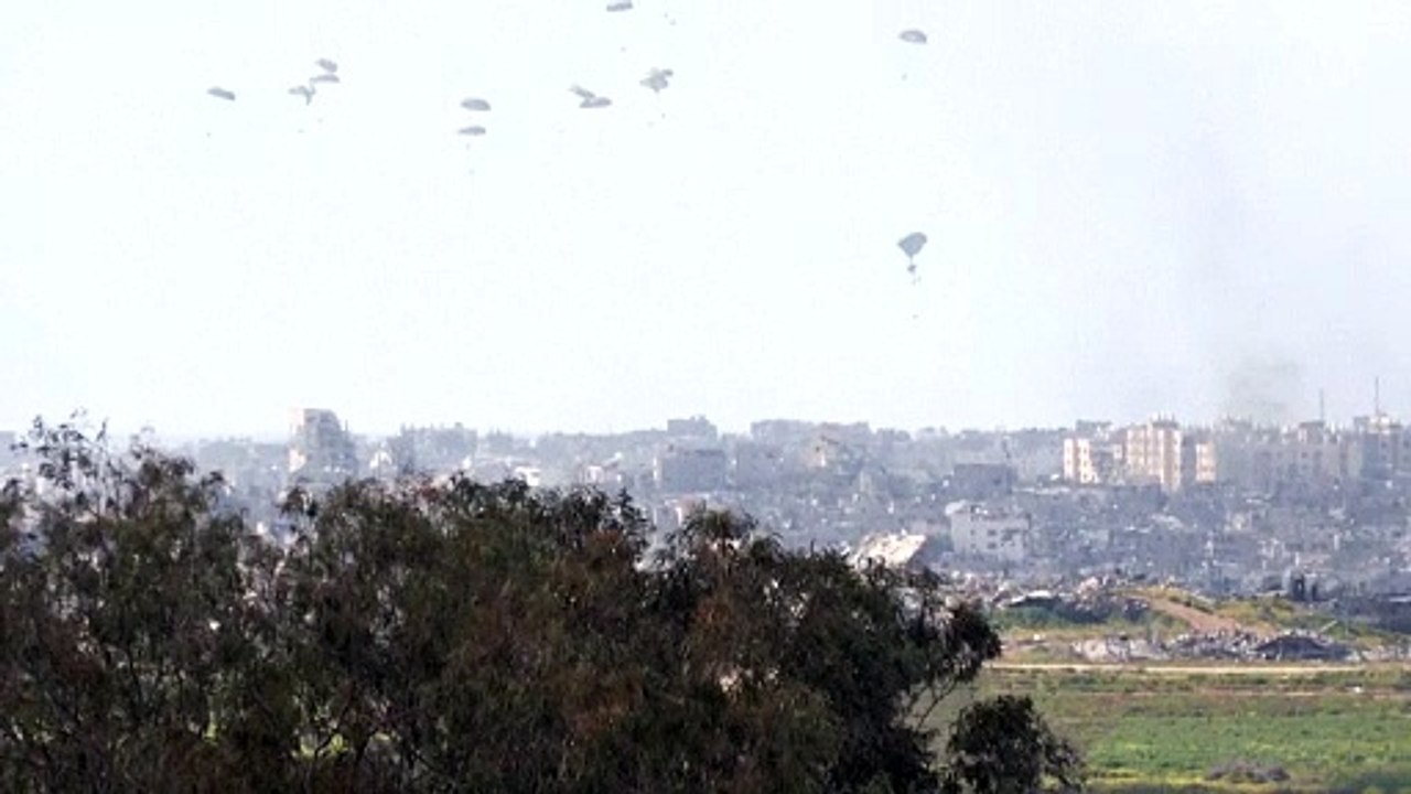 إلقاء مزيد من المساعدات الجوية من الجو فوق قطاع غزة