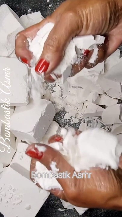 Soft chalk   #asmr #asmrsounds #asmrcommunity #satisfyingvideo #gymchalk #gymchalkcrushing #sleepaid #powderplay