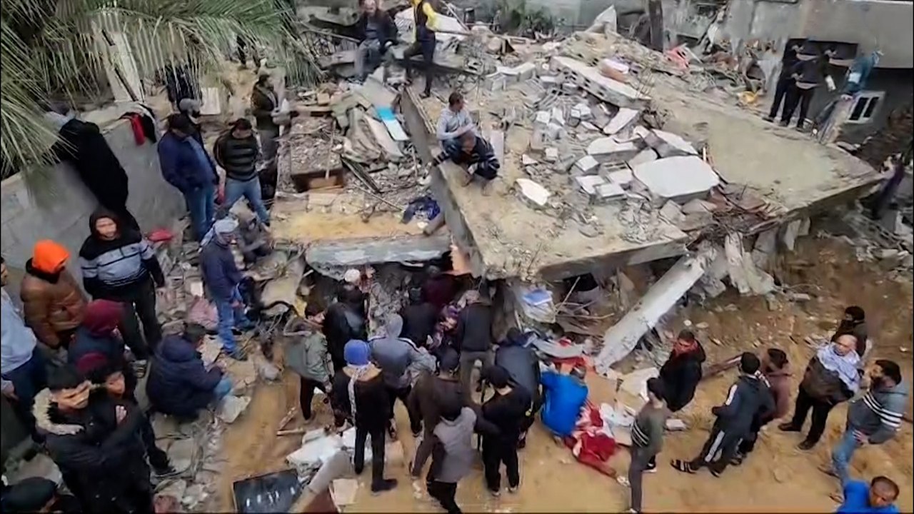 غارات إسرائيلية استهدفت منازل سكنية في النصيرات ودير البلح