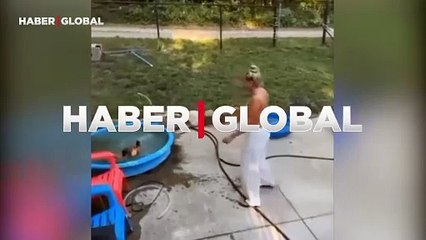 Arkadaşı keyifle yüzerken onun feryat eder gibi tavrı gülümsetti: "Dokunmayın ben çok fenayım"