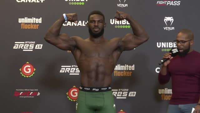 ARES 19 - Premier face-à-face lors de la pesée entre Zebo et Graca