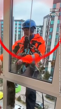 Un nettoyeur de vitre travaille dans le froid puis reçoit un soutien précieux