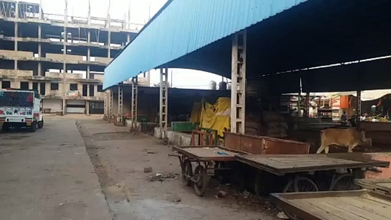 Dispute with NPA staff over removal of empty fruit market platforms and carts on the roads