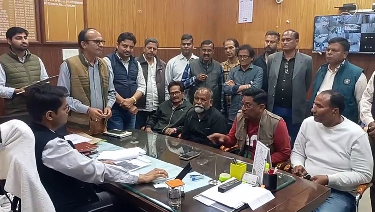 अचानक होने लगा मंदिर निर्माण...तो प्रशासन में म...