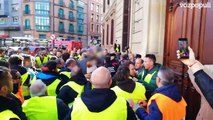 Agricultores tratan de irrumpir en el Parlamento de Navarra