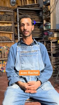 C'est à Temara, une ville à quelques kilométres de Rabat que Rachid à installé son atelier de recyclage. Artiste auto-didacte, il a eu la superbe idée de recycler de vieux skateboard en objets.
