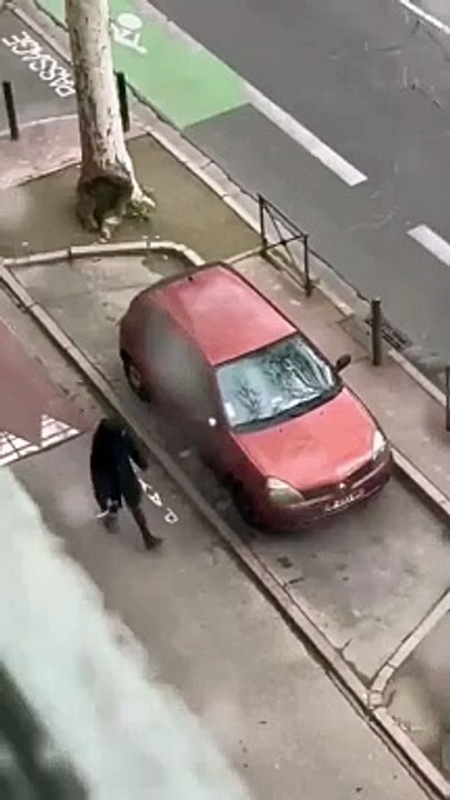 Une femme vient casser la vitre d'une voiture de police sans raison