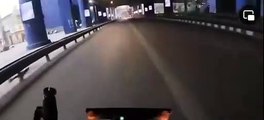 Faire une roue arrière au feu rouge... mauvaise idée pour ce motard