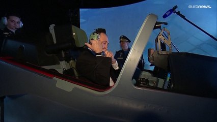 شاهد: بوتين يقود نموذج لطائرة حربية خلال زيارة مدرسة طيران في روسيا