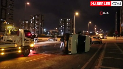 Video herunterladen: Otomobille çarpışan işçi servisi yan yattı: 3 yaralı