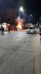चलती कार बनी आग का गोला... देखें लाइव वीडियो.....