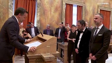 فيديو: روائي ومحامٍ يوناني يصبحان أول شخصين من نفس الجنس يتزوجان في بلدية أثينا