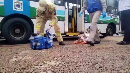 Mulher fratura pé ao cair de ônibus na Avenida Carlos Gomes