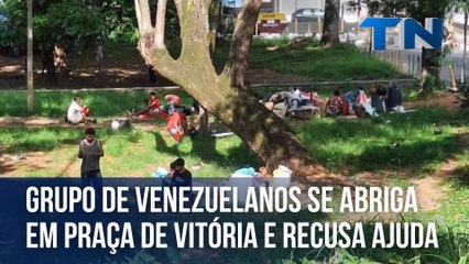Grupo de venezuelanos se abriga em praça de Vitória e recusa ajuda da prefeitura