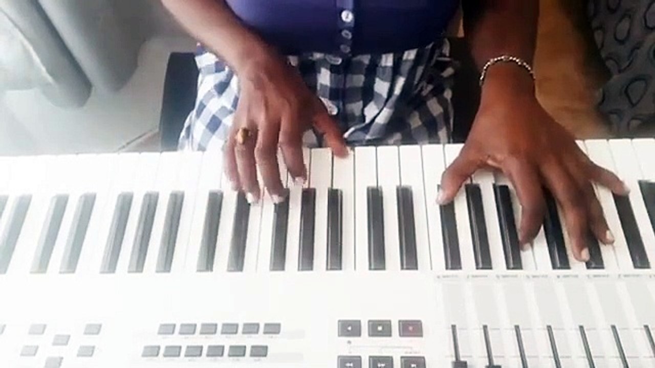 AL QUE ESTÁ SENTADO EN EL TRONO PIANO  CANTO