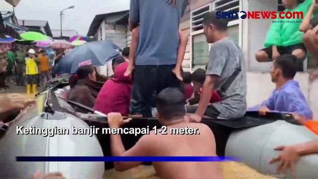 Evakuasi Korban Banjir di Padang Berlangsung Dramatis