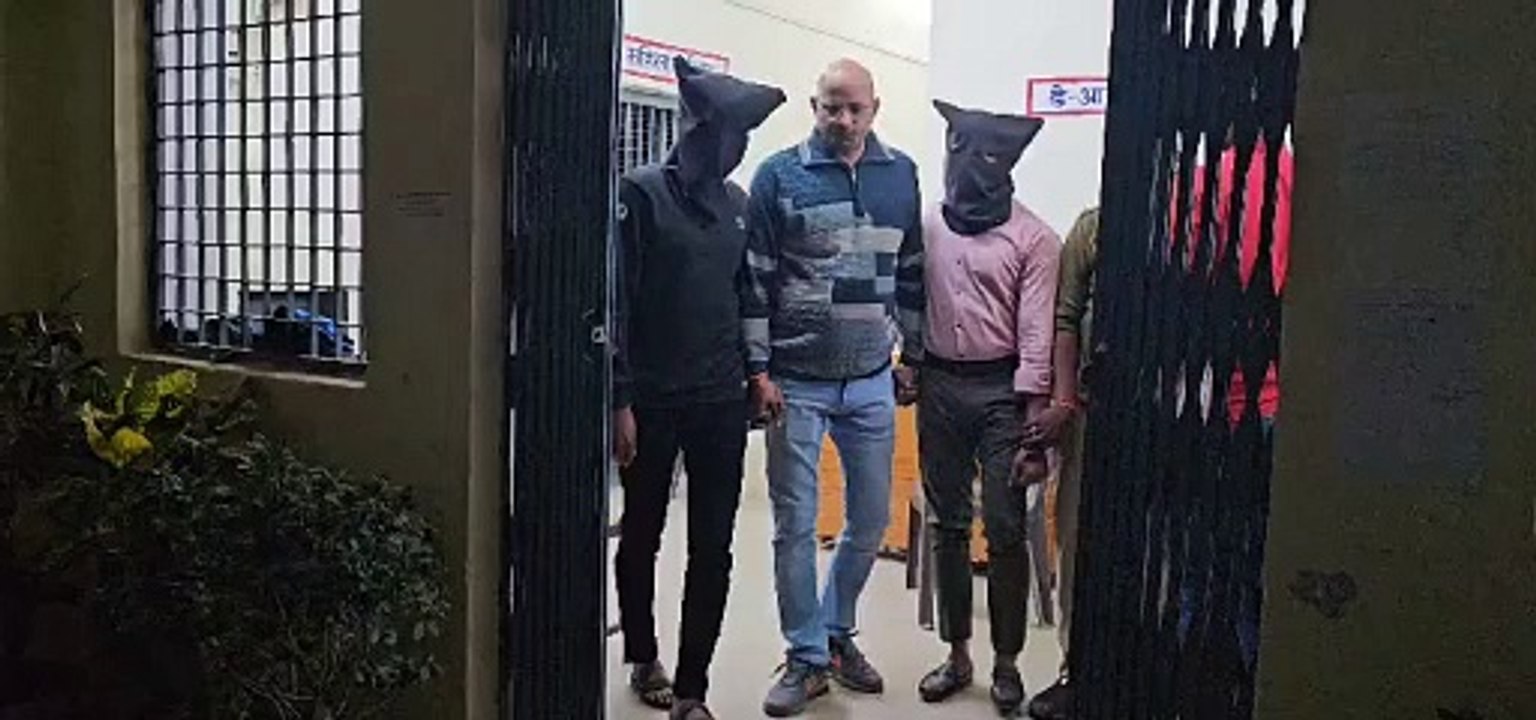 प्रेस कॉन्फ्रेंस में खुलासा करते पुलिस अधीक्षक...
