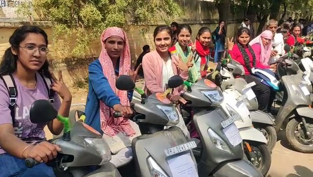 हमारी लाडो हुई स्कूटी की मालिक, अब काहे का डर...स्कूटी पाकर छात्राओं के खिले चेहरे