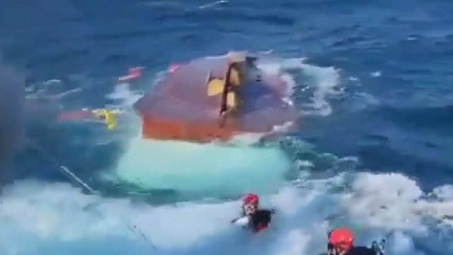 제주 해상 너울성 파도에 어선 뒤집혀...선원 2명 모두 구조 / YTN