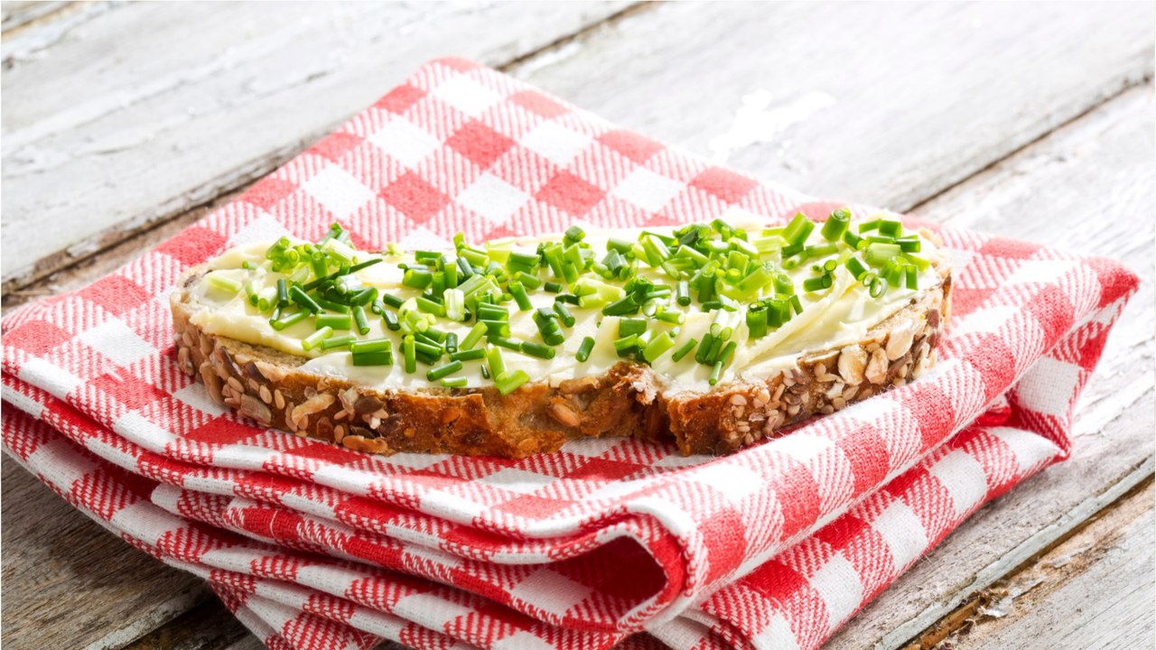 Schnittlauch mit Küchenschere statt Messer schneiden