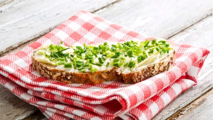 Schnittlauch mit Küchenschere statt Messer schneiden