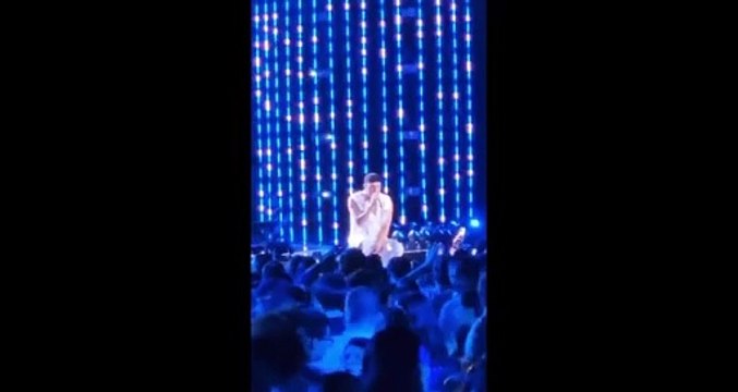 Zé Vaqueiro se emociona e faz homenagem ao filho caçula durante show