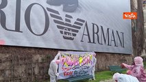 A Milano il corteo per l'8 marzo, vernice rossa lanciata sul maxi-cartellone di Armani