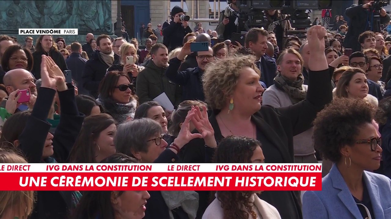 Après le scellement de l’inscription de l’IVG dans la Constitution, les femmes présentes sur la place Vendôme où se trouve le ministère de la Justice ont entonné l’hymne du MLF «Debout les femmes».