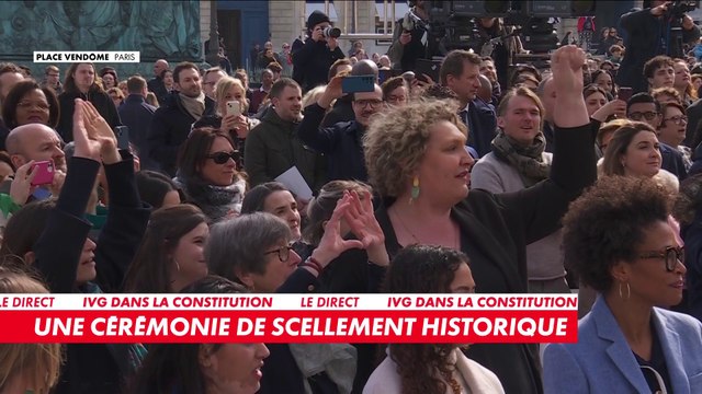 Après le scellement de l’inscription de l’IVG dans la Constitution, les femmes présentes sur la place Vendôme où se trouve le ministère de la Justice ont entonné l’hymne du MLF «Debout les femmes».