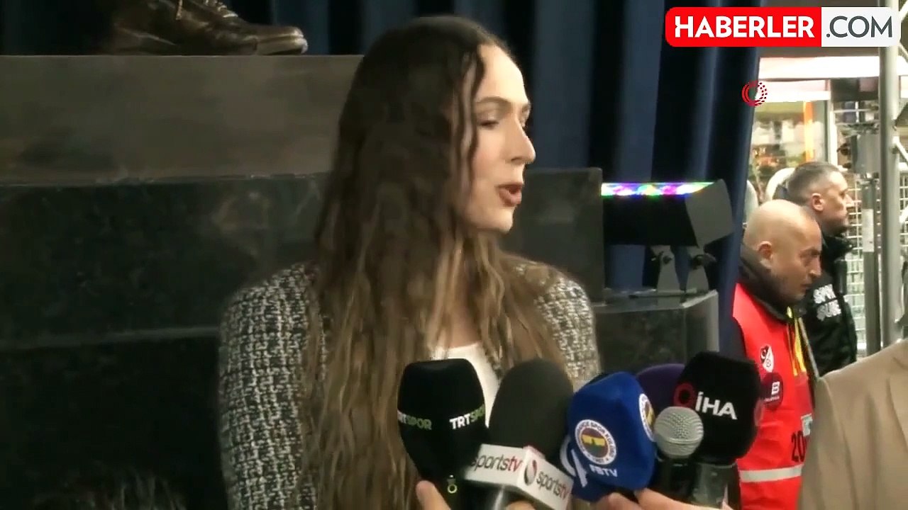 Fenerbahçe Kadın Voleybol Takım Kaptanı Eda Erdem Dündar'ın heykeline ilk yorum: Kol kasımdan saçımın duruşuna kadar aynı