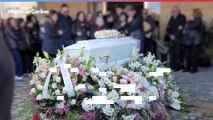Lacrime e commozione al funerale di Arianna Giaroli: il video