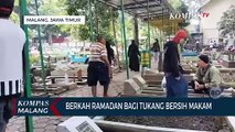 Berkah Ramadan Bagi Tukang Bersih-Bersih Makam