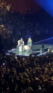 Malaise TV - La grosse bourde de Madonna en plein concert qui demande à un spectateur de se mettre debout sans se rendre compte ... qu'il est en fauteuil roulant ! - VIDEO
