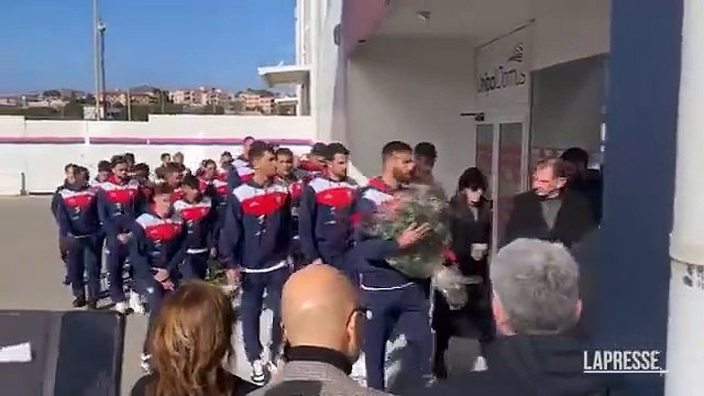 Gigi Riva, l'arrivo del Cagliari alla camera ardente