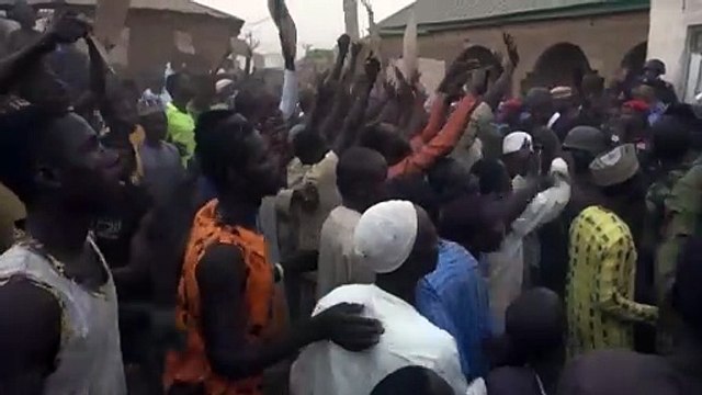 Fuerzas de seguridad de Nigeria se movilizan para encontrar a más de 200 alumnos secuestrados