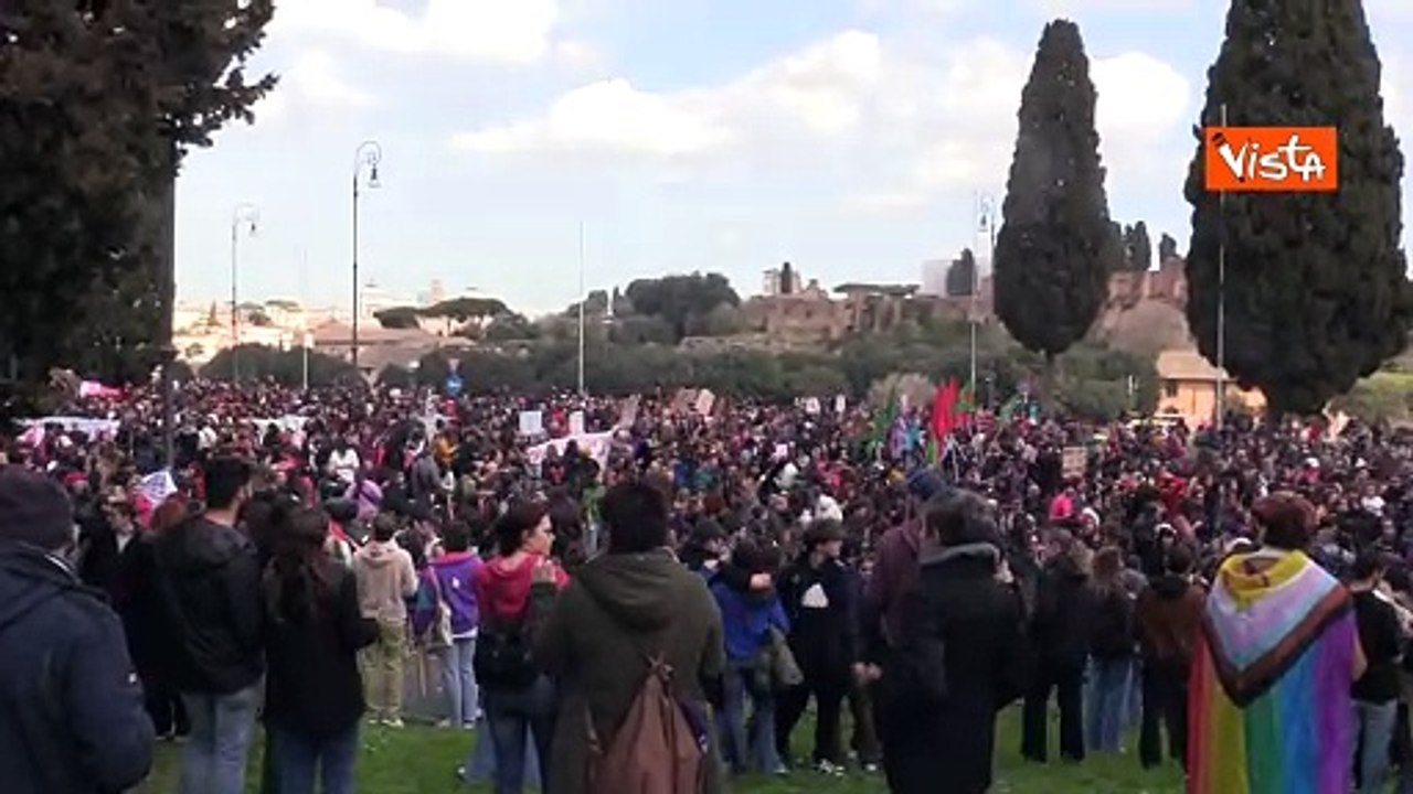 "Contro patriarcato sistema malato", i cartelli al corteo di Roma per la festa della donna