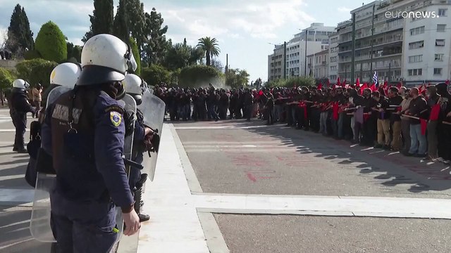 Πανεκπαιδευτικό συλλαλητήριο: Επεισόδια με μολότοφ, χημικά και συγκρούσεις ΜΑΤ - διαδηλωτών