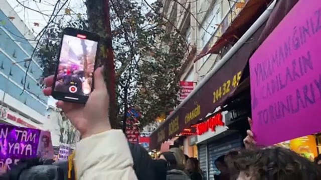 İstanbul'da kadınlar Taksim Eğitim ve Araştırma Hastanesi önünde bir araya geldi