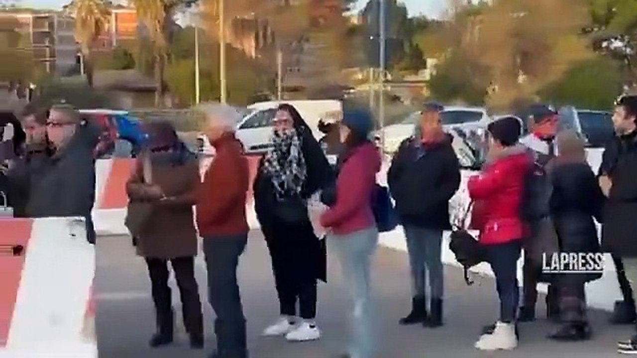 Gigi Riva, la lunga coda per la camera ardente