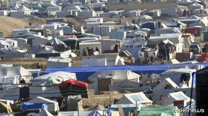 I palestinesi sfollati arrivano alla spiaggia al confine tra Egitto e Gaza