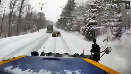 Incidente sulla neve: auto spezzata in due