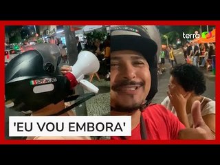 Motoboy inova ao usar megafone para chamar passageiros que se atrasam no RJ