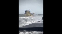 Irlanda, si tuffa nel mare in tempesta: da brividi