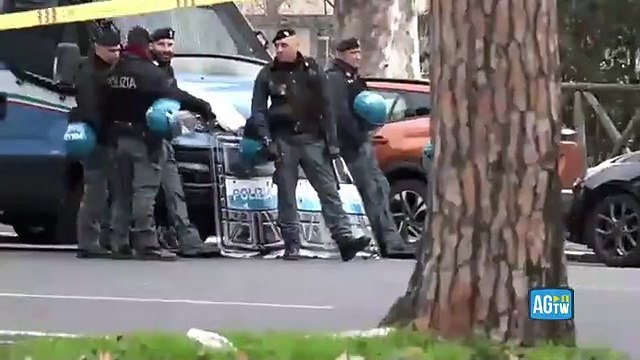 Saluti romani a ponte Milvio, poi fumogeni e petardi: tensione all'Olimpico prima di Lazio-Roma