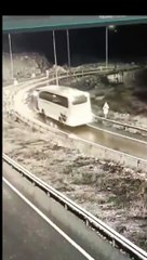 Turchia, bus esce di strada e si ribalta: 9 morti