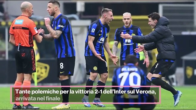 Inter-Verona, Acerbi e Dimarco festeggiano in faccia ad Henry dopo il rigore sbagliato