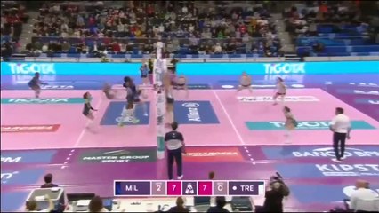 Egonu colpisce in faccia Mazzanti con una pallonata (involontaria)