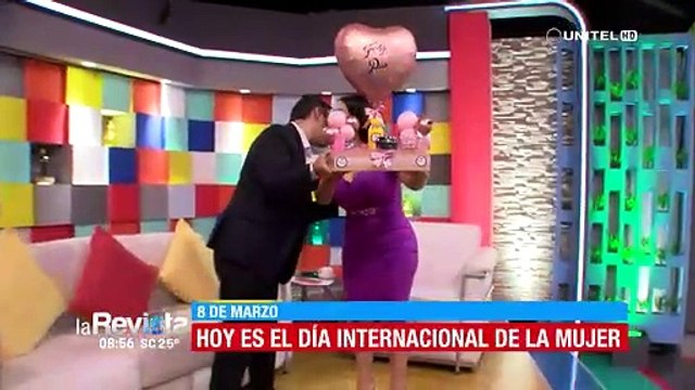 Feliz Cumpleaños , vocalista del grupo Cumbia de La Cruz se equivoca en su felicitación por el Día de la Mujer